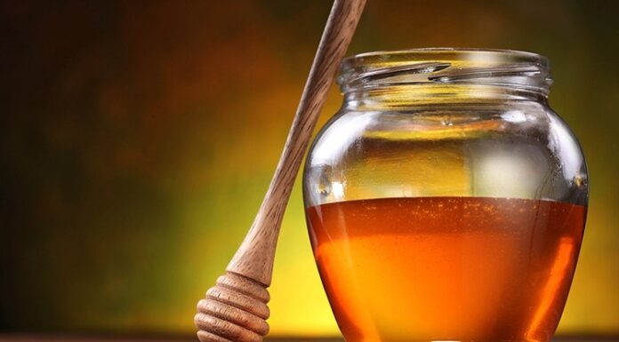 Sofralarda Bal Ve Ballı Tatlar Zenginliği Türkiye’nin geleneksel sofralarında bal, hem tatlı hem de sağlık kaynağı olarak önemli bir yer tutar. Doğal yapısı ve zengin aroması sayesinde sofraların vazgeçilmez lezzetlerinden biri haline gelir. Bal, kahvaltıdan tatlılara, içeceklerden soslara kadar pek çok alanda kullanılır ve her damak tadına uygun çeşitlilik sunar. Sofralarda balın varlığı, sadece tatlı bir dokunuş değil aynı zamanda doğal ve şifalı bir katkı olarak değerlendirilir. Konulu bir haber görseli.
