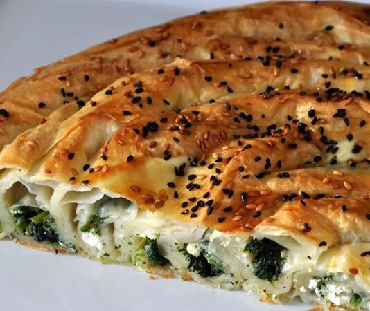 Börek, Türk mutfağının en sevilen hamur işleri arasında yer alır. İncecik açılan yufkaların içine farklı iç malzemeler konularak hazırlanan börekler, sofralara zenginlik ve lezzet katar. Sofralarda börek çeşitleri, hem kahvaltıların hem de ana öğünlerin vazgeçilmezidir. Geleneksel tariflerin yanı sıra modern dokunuşlarla çeşitlenen börekler, her damak tadına hitap eder. Sofralarda börek sunumu, misafirlerin beğenisini kazanmanın yanı sıra kültürel bir paylaşımın da ifadesidir. Konulu bir haber görseli.