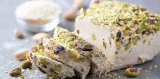 Helva, Türk mutfağının en köklü ve en sevilen tatlılarından biri olarak sofralarda kendine özel bir yer edinir. Hem özel günlerde hem de günlük tatlı ihtiyacında tercih edilen helva, farklı çeşitleriyle her damak tadına hitap eder. Sofralarda helva çeşitleri, kültürel zenginliği ve tarih boyunca gelişen tarifleriyle zengin bir lezzet şöleni sunar. Helva, genellikle tahin, irmik, un ve şeker gibi temel malzemelerle hazırlanır, ancak bölgesel farklılıklar ve kişisel dokunuşlar çeşitliliği artırır. Konulu bir haber görseli.