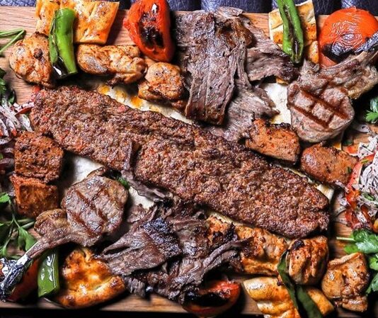 Karışık ızgara, Türk mutfağının ve dünya mutfaklarının en sevilen yemeklerinden biridir. Et ve sebzelerin bir arada pişirilmesiyle elde edilen bu yemek, zengin aroması ve doyurucu yapısıyla sofraların vazgeçilmezi olmuştur. Karışık ızgara, misafir sofralarında veya aile yemeklerinde hem pratik hem de lezzetli bir seçenek sunar. Mevsim sebzeleri ve farklı et çeşitlerinin dengeli birleşimi, bu yemeğin özel olmasını sağlar. Sofralarda karışık ızgara yer alması, yemek kültürünün zenginleşmesine katkıda bulunur. Konulu bir haber görseli.