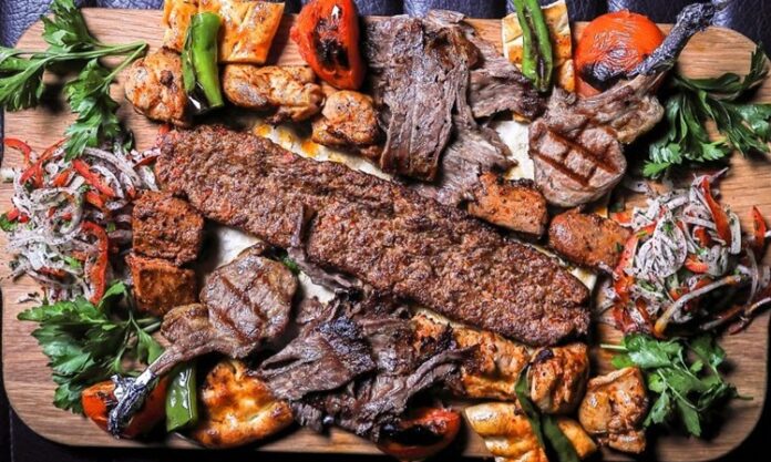 Karışık ızgara, Türk mutfağının ve dünya mutfaklarının en sevilen yemeklerinden biridir. Et ve sebzelerin bir arada pişirilmesiyle elde edilen bu yemek, zengin aroması ve doyurucu yapısıyla sofraların vazgeçilmezi olmuştur. Karışık ızgara, misafir sofralarında veya aile yemeklerinde hem pratik hem de lezzetli bir seçenek sunar. Mevsim sebzeleri ve farklı et çeşitlerinin dengeli birleşimi, bu yemeğin özel olmasını sağlar. Sofralarda karışık ızgara yer alması, yemek kültürünün zenginleşmesine katkıda bulunur. Konulu bir haber görseli.