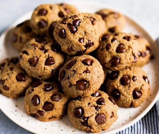 Tatlı atıştırmalıklar sofraların vazgeçilmez parçası olarak yer alır. Özellikle kurabiye çeşitleri, hem çayın yanında hem de günün her anında keyifle tüketilir. Sofralarda kurabiye ve tatlı atıştırmalıklar, misafir ağırlamadan günlük kahve saatlerine kadar pek çok ortamda lezzetiyle öne çıkar. Bu tatlılar, farklı malzemelerle zenginleşerek geniş bir yelpazeye sahiptir ve herkesin damak tadına hitap eder. Konulu bir haber görseli.