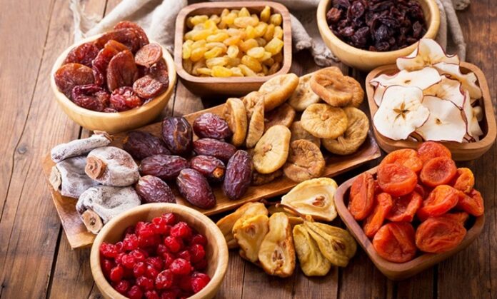 Sofralarda Kuru Meyvelerin Sağlık Ve Lezzet Dolu Dünyası Kuru meyveler, besleyici özellikleri ve uzun raf ömrü ile sofralarda hem tat hem de sağlık açısından önemli bir yere sahiptir. Doğal şekerleri, lif oranları ve vitamin-mineral içerikleri sayesinde, dengeli beslenmenin vazgeçilmez destekçilerindendir. Günümüzde sadece atıştırmalık olarak değil, tatlılardan ana yemeklere, salatalardan kahvaltılara kadar pek çok tarifte kullanılmaktadır. Konulu bir haber görseli.