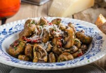 Mantar yemekleri, son yıllarda sofraların gözde lezzetlerinden biri haline gelmiştir. Hem besleyici hem de lezzetli olmaları sebebiyle farklı mutfak kültürlerinde sıkça kullanılır. Türkiye’de özellikle sonbahar ve kış aylarında mantar sezonunun açılmasıyla sofralar renklenir. Mantar, sağlıklı yaşam trendlerinin yükselişiyle de popülerliğini artırmış, yemeklerde yaratıcı tariflerle kendine yer bulmuştur. Sofralarda mantar yemeklerinin varlığı, hem ana yemeklerin hem de ara sıcakların çeşitlenmesini sağlar. Konulu bir haber görseli.