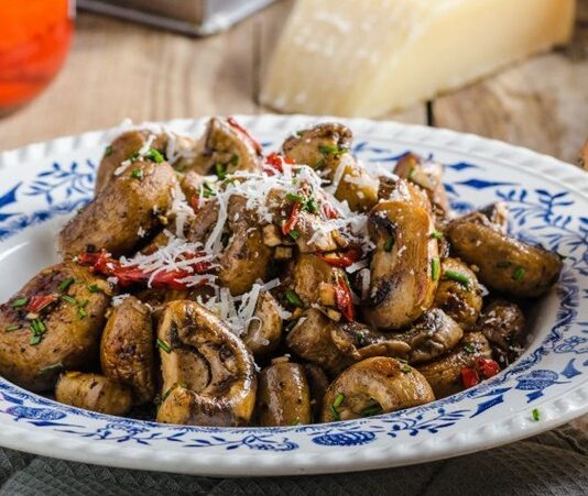 Mantar yemekleri, son yıllarda sofraların gözde lezzetlerinden biri haline gelmiştir. Hem besleyici hem de lezzetli olmaları sebebiyle farklı mutfak kültürlerinde sıkça kullanılır. Türkiye’de özellikle sonbahar ve kış aylarında mantar sezonunun açılmasıyla sofralar renklenir. Mantar, sağlıklı yaşam trendlerinin yükselişiyle de popülerliğini artırmış, yemeklerde yaratıcı tariflerle kendine yer bulmuştur. Sofralarda mantar yemeklerinin varlığı, hem ana yemeklerin hem de ara sıcakların çeşitlenmesini sağlar. Konulu bir haber görseli.