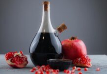 Nar ekşisi, yüzyıllardır Türk mutfağının vazgeçilmez tatlandırıcılarından biri olarak sofralarda yerini alıyor. Yoğun kıvamı, hafif ekşi ve tatlı aromasıyla yemeklere derin bir lezzet katan bu ürün, sadece damak tadına değil, aynı zamanda sağlığa olan faydalarıyla da öne çıkıyor. Anadolu’nun birçok bölgesinde ev yapımı olarak üretilen nar ekşisi, günümüzde endüstriyel üretimle de geniş kitlelere ulaşıyor. Geleneksel yöntemlerle hazırlanan, katkısız ve doğal olan çeşitleri ise her zaman en çok tercih edilenler arasında. Doğal nar ekşisi üretiminde yalnızca taze nar taneleri kullanılıyor. Meyve suyu çıkarıldıktan sonra uzun süre kısık ateşte kaynatılarak koyu kıvama getiriliyor. Bu zahmetli süreç, hem lezzetin yoğunlaşmasını hem de narın şifa dolu özelliklerinin korunmasını sağlıyor. Özellikle kış aylarında salatalardan et yemeklerine kadar pek çok tarifte kullanılan nar ekşisi, sofralara hem renk hem de tat katıyor. Konulu bir haber görseli.