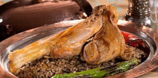 Osmanlı mutfağı, zengin kültürel mirası ve eşsiz tatlarıyla günümüzde sofralarda kendine has bir yer edinmiştir. Tarih boyunca farklı coğrafyaların etkisiyle şekillenen Osmanlı mutfağı, lezzet çeşitliliği ve ince işçilikle dikkat çeker. Sofralarda Osmanlı mutfağından esintiler görmek, hem kültürel bir bağ kurmak hem de damaklarda farklı tatlar deneyimlemek anlamına gelir. Konulu bir haber görseli.