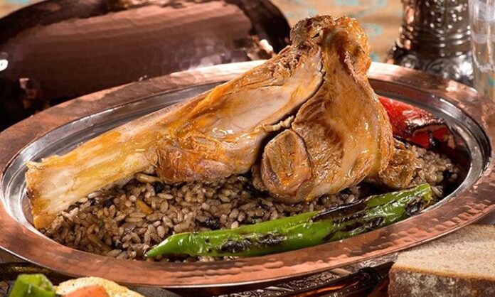 Osmanlı mutfağı, zengin kültürel mirası ve eşsiz tatlarıyla günümüzde sofralarda kendine has bir yer edinmiştir. Tarih boyunca farklı coğrafyaların etkisiyle şekillenen Osmanlı mutfağı, lezzet çeşitliliği ve ince işçilikle dikkat çeker. Sofralarda Osmanlı mutfağından esintiler görmek, hem kültürel bir bağ kurmak hem de damaklarda farklı tatlar deneyimlemek anlamına gelir. Konulu bir haber görseli.