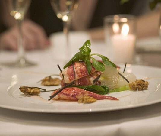 Yemek sunumu, insanlık tarihinin en eski estetik ve işlevsel öğelerinden biridir. Tarih boyunca sofralar, yalnızca beslenme alanı değil, aynı zamanda sosyal ve kültürel bir deneyim alanı olarak kullanılmıştır. Sunum, yemeklerin görsel değerini artırmak ve sofralarda bir düzen sağlamak açısından önemlidir. Konulu bir haber görseli.