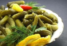 Sofralarda Turşu Çeşitleri Zenginliği Ve Lezzetleri Türkiye mutfağının vazgeçilmez tatlarından biri olan turşu, sofraların renkli ve lezzetli tamamlayıcısıdır. Hem kahvaltılarda hem de ana yemeklerin yanında tercih edilen turşu çeşitleri, kültürel çeşitliliği ve yöresel farklılıkları yansıtır. Günümüzde turşu, sadece salatalık turşusu ile sınırlı kalmayıp, sebze ve meyvelerin farklı türlerinden oluşan geniş bir yelpazeye sahiptir. Sofralarda yerini alan bu çeşitler, damak tadına göre şekillenerek, sağlıklı ve pratik tüketim imkanı sunar. Konulu bir haber görseli.