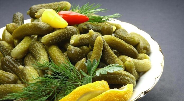 Türkiye mutfağının vazgeçilmez tatlarından biri olan turşu, sofraların renkli ve lezzetli tamamlayıcısıdır. Hem kahvaltılarda hem de ana yemeklerin yanında tercih edilen turşu çeşitleri, kültürel çeşitliliği ve yöresel farklılıkları yansıtır. Günümüzde turşu, sadece salatalık turşusu ile sınırlı kalmayıp, sebze ve meyvelerin farklı türlerinden oluşan geniş bir yelpazeye sahiptir. Sofralarda yerini alan bu çeşitler, damak tadına göre şekillenerek, sağlıklı ve pratik tüketim imkanı sunar. Konulu bir haber görseli.