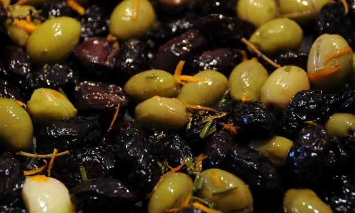 Zeytin, Akdeniz mutfağının en önemli ve en eski besinlerinden biri olarak sofralarda vazgeçilmez bir yer tutar. Hem sofralık olarak hem de zeytinyağı yapımında kullanılan zeytin, çeşitliliğiyle de dikkat çeker. Türkiye’de özellikle Ege, Marmara ve Akdeniz bölgelerinde yetişen birçok zeytin türü bulunur. Sofralarda zeytin çeşitleri, farklı tat ve aromalarıyla hem damak tadını zenginleştirir hem de kültürel bir miras olarak nesilden nesile aktarılır. Konulu bir haber görseli.
