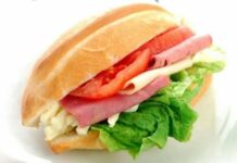 Soğuk yemekler, tarih boyunca özellikle yaz aylarında sofraların vazgeçilmez unsuru olmuştur. Antik dönemlerde sebzeler, meyveler ve etler, soğuk servis edilerek hem lezzet hem de saklama amacıyla tüketilmiştir. Soğuk yemekler, pişirme gerektirmeyen veya önceden hazırlanıp saklanan yiyecekleri içerir ve sofralara pratiklik kazandırır. Konulu bir haber görseli.