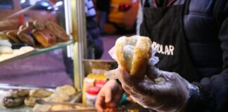 Şehir hayatının en sıcak, en samimi ve en ulaşılabilir tatları hiç kuşkusuz sokak lezzetleridir. Hem ekonomik oluşu hem de özgün tatlarıyla damaklarda unutulmaz izler bırakır. Simitten tantuniye, kokoreçten midyeye kadar pek çok farklı alternatif, şehrin dört bir yanında karşımıza çıkar. Konulu bir haber görseli.