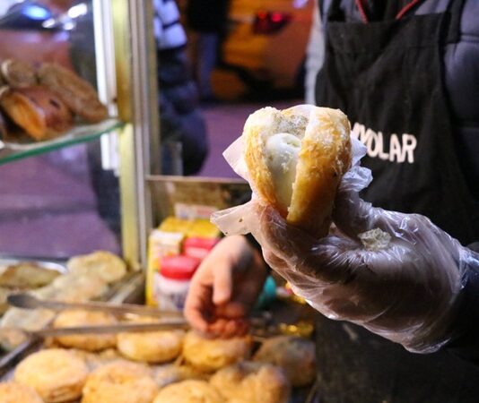 Şehir hayatının en sıcak, en samimi ve en ulaşılabilir tatları hiç kuşkusuz sokak lezzetleridir. Hem ekonomik oluşu hem de özgün tatlarıyla damaklarda unutulmaz izler bırakır. Simitten tantuniye, kokoreçten midyeye kadar pek çok farklı alternatif, şehrin dört bir yanında karşımıza çıkar. Konulu bir haber görseli.