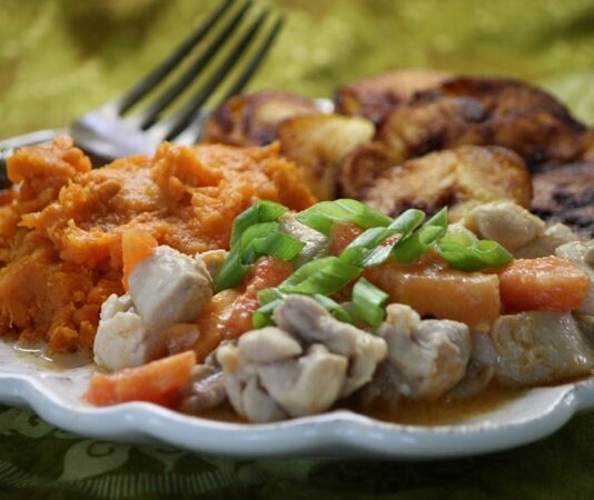 Solomon Adaları mutfağı, Güney Pasifik’in tropikal adalarında şekillenmiş, doğal ve taze ürünlere dayalı bir mutfaktır. Tarih boyunca Polynesian kültürü ve Avustralya etkisi ile gelişmiş olan bu mutfak, hem günlük yaşamda hem de özel günlerde toplumsal bir bağ kurma aracı olarak önem taşır. Konulu bir haber görseli.