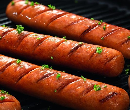 Sosisli kahvaltı, temel olarak sosis dilimlerinin tavada veya fırında pişirilmesiyle hazırlanır. Üzerine yumurta eklenerek daha doyurucu bir öğün oluşturulabilir.