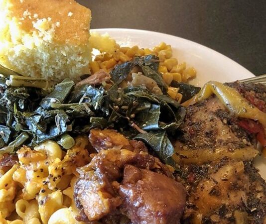 Soul Food, Amerika Birleşik Devletleri’nin güney bölgelerinde ortaya çıkan ve Afro-Amerikan topluluklarının yemek kültürünü yansıtan geleneksel bir mutfaktır. Bu mutfak, Afrika kökenli yemek gelenekleri ile Güney Amerika ve Avrupa etkilerini birleştirir. Özellikle Georgia, Louisiana ve South Carolina gibi eyaletlerde yaygın olan Soul Food, hem aile sofralarının hem de toplumsal etkinliklerin vazgeçilmez bir parçasıdır. Konulu bir haber görseli.