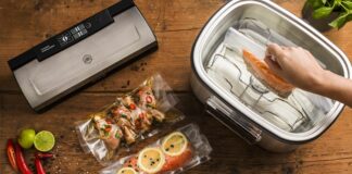 Sous vide tekniği, son yıllarda hem profesyonel şeflerin hem de ev aşçılarının ilgisini çeken modern bir pişirme yöntemi olarak öne çıkıyor. Fransızca kökenli bu terim, “vakum altında” anlamına gelir ve yiyeceklerin vakum torbası içinde düşük sıcaklıkta, uzun süre boyunca su banyosunda pişirilmesini ifade eder. Konulu bir haber görseli.