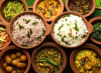 Sri Lanka, Hint Okyanusu’nun kalbinde yer alan ve tarih boyunca farklı kültürlerin etkisi altında kalmış bir ada ülkesidir. Bu durum, Sri Lanka mutfağının zengin ve çeşitlilik dolu bir yapıya sahip olmasını sağlamıştır. Hindistan, Portekiz ve Hollanda gibi kültürlerin etkisi, yemeklerde hem lezzet hem de aromatik çeşitlilik yaratmıştır. Baharatların yoğun kullanımı, tropikal meyve ve sebzelerin ustaca harmanlanması, Sri Lanka mutfağının karakteristik özelliklerindendir. Konulu bir haber görseli