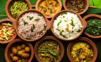 Sri Lanka Mutfağı Sri Lanka, Hint Okyanusu’nun kalbinde yer alan ve tarih boyunca farklı kültürlerin etkisi altında kalmış bir ada ülkesidir. Bu durum, Sri Lanka mutfağının zengin ve çeşitlilik dolu bir yapıya sahip olmasını sağlamıştır. Hindistan, Portekiz ve Hollanda gibi kültürlerin etkisi, yemeklerde hem lezzet hem de aromatik çeşitlilik yaratmıştır. Baharatların yoğun kullanımı, tropikal meyve ve sebzelerin ustaca harmanlanması, Sri Lanka mutfağının karakteristik özelliklerindendir. Konulu bir haber görseli