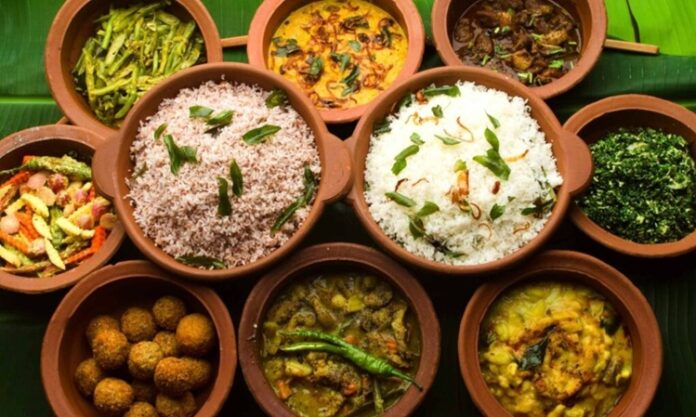 Sri Lanka Mutfağı Sri Lanka, Hint Okyanusu’nun kalbinde yer alan ve tarih boyunca farklı kültürlerin etkisi altında kalmış bir ada ülkesidir. Bu durum, Sri Lanka mutfağının zengin ve çeşitlilik dolu bir yapıya sahip olmasını sağlamıştır. Hindistan, Portekiz ve Hollanda gibi kültürlerin etkisi, yemeklerde hem lezzet hem de aromatik çeşitlilik yaratmıştır. Baharatların yoğun kullanımı, tropikal meyve ve sebzelerin ustaca harmanlanması, Sri Lanka mutfağının karakteristik özelliklerindendir. Konulu bir haber görseli
