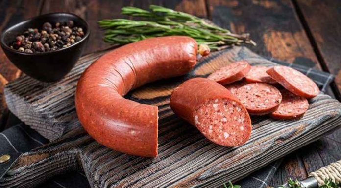 Restoranlar ve kafelerde sucuklu kahvaltı menüleri, klasik kahvaltı seçeneklerine lezzet katarak sofraları zenginleştirir. Özellikle hafta sonu kahvaltılarında sucuk, hem çocuklar hem de yetişkinler tarafından tercih edilen bir öğün haline gelmiştir.