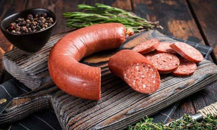 Sucuklu-Kahvalti-Sofralarin-Lezzetli-ve-Enerji-Dolu-Tercihi Restoranlar ve kafelerde sucuklu kahvaltı menüleri, klasik kahvaltı seçeneklerine lezzet katarak sofraları zenginleştirir. Özellikle hafta sonu kahvaltılarında sucuk, hem çocuklar hem de yetişkinler tarafından tercih edilen bir öğün haline gelmiştir.