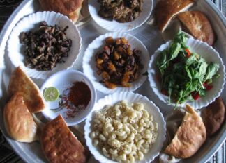 Sudan mutfağı, Afrika kıtasının doğusunda yer alan bu geniş coğrafyanın kültürel çeşitliliğini ve tarih boyunca oluşmuş etkileşimlerini sofralara taşıyan bir mirastır. Ülke, Nil Nehri’nin bereketli toprakları sayesinde tarım açısından zengin bir yapıya sahiptir ve bu durum mutfak kültürüne de doğrudan yansımaktadır. Sudan mutfağı aynı zamanda Arap, Afrika ve hatta Osmanlı etkilerinin bir arada hissedildiği bir gastronomi dünyası sunar. Bu nedenle Sudan’da sofraya oturduğunuzda yalnızca yemek değil, aynı zamanda tarih ve kültür de tatmış olursunuz. Konulu bir haber görseli.