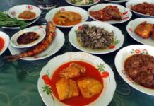 Sulawesi Mutfağı, Endonezya’nın en özgün gastronomi kültürlerinden biridir. Coğrafi yapısı itibarıyla dağlar, sahiller ve ormanlarla çevrili olan Sulawesi Adası, mutfağına çeşitlilik katmıştır. Bu zengin coğrafya sayesinde hem deniz ürünleri hem de kara kaynakları mutfakta önemli bir yer edinmiştir. Tarih boyunca ada, farklı kültürlerle etkileşim halinde olduğu için yemeklerinde Çin, Arap ve Hint mutfaklarından da izler bulunur. Konulu bir haber görseli.