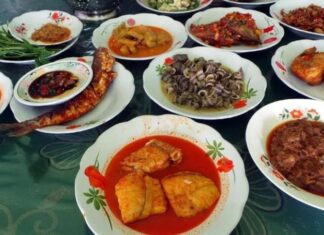 Sulawesi Mutfağı, Endonezya’nın en özgün gastronomi kültürlerinden biridir. Coğrafi yapısı itibarıyla dağlar, sahiller ve ormanlarla çevrili olan Sulawesi Adası, mutfağına çeşitlilik katmıştır. Bu zengin coğrafya sayesinde hem deniz ürünleri hem de kara kaynakları mutfakta önemli bir yer edinmiştir. Tarih boyunca ada, farklı kültürlerle etkileşim halinde olduğu için yemeklerinde Çin, Arap ve Hint mutfaklarından da izler bulunur. Konulu bir haber görseli.