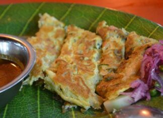 Sumatra mutfağı, Endonezya’nın ikinci büyük adası Sumatra’da yüzyıllar boyunca şekillenmiş bir gastronomi geleneğidir. Bu mutfak, ada halkının tarihsel ve kültürel mirasını yansıtan zengin tatlar sunar. Sumatra mutfağı, özellikle baharat kullanımıyla bilinir ve yemeklerde yoğun aromalar ön plandadır. Konulu bir haber görseli.