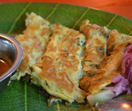 Sumatra Mutfağı Sumatra mutfağı, Endonezya’nın ikinci büyük adası Sumatra’da yüzyıllar boyunca şekillenmiş bir gastronomi geleneğidir. Bu mutfak, ada halkının tarihsel ve kültürel mirasını yansıtan zengin tatlar sunar. Sumatra mutfağı, özellikle baharat kullanımıyla bilinir ve yemeklerde yoğun aromalar ön plandadır. Konulu bir haber görseli.