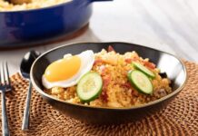 Surinam mutfağı, Afrika, Hindistan, Endonezya ve Hollanda etkilerini bir araya getiren, kültürel çeşitliliği ile öne çıkan bir mutfaktır. Sömürge geçmişi ve göçmen toplulukların etkisi, yemek kültürünü şekillendirmiştir. Yemekler hem günlük yaşamda hem de özel kutlamalarda kültürel bir miras olarak sofralarda yer bulur. Konulu bir haber görseli.