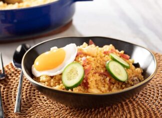 Surinam mutfağı, Afrika, Hindistan, Endonezya ve Hollanda etkilerini bir araya getiren, kültürel çeşitliliği ile öne çıkan bir mutfaktır. Sömürge geçmişi ve göçmen toplulukların etkisi, yemek kültürünü şekillendirmiştir. Yemekler hem günlük yaşamda hem de özel kutlamalarda kültürel bir miras olarak sofralarda yer bulur. Konulu bir haber görseli.