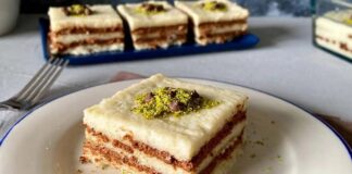 Sütlü tatlılar, Türk mutfağının en sevilen ve hafif tatlı seçenekleri arasında yer alır. Yüzyıllardır sofralarımızda yer bulan bu tatlılar, hem lezzeti hem de besleyici özellikleri ile öne çıkar. Özellikle yaz aylarında ferahlatıcı etkisi, kış aylarında ise sıcak ve huzur verici aroması ile tercih edilir. Sütlü tatlıların en önemli özelliği, süt bazlı olmaları sayesinde düşük yağ oranına sahip olmalarıdır. Bu sayede hem yetişkinler hem de çocuklar için sağlıklı bir tatlı alternatifi oluştururlar. Konulu bir haber görseli.