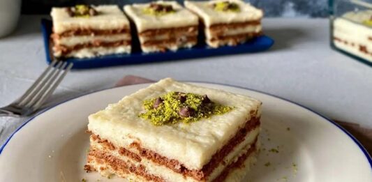 Sütlü tatlılar, Türk mutfağının en sevilen ve hafif tatlı seçenekleri arasında yer alır. Yüzyıllardır sofralarımızda yer bulan bu tatlılar, hem lezzeti hem de besleyici özellikleri ile öne çıkar. Özellikle yaz aylarında ferahlatıcı etkisi, kış aylarında ise sıcak ve huzur verici aroması ile tercih edilir. Sütlü tatlıların en önemli özelliği, süt bazlı olmaları sayesinde düşük yağ oranına sahip olmalarıdır. Bu sayede hem yetişkinler hem de çocuklar için sağlıklı bir tatlı alternatifi oluştururlar. Konulu bir haber görseli.