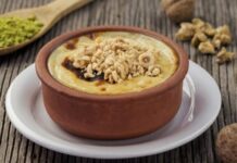 Sütlü tatlılar, Türk mutfağında uzun yıllardır sevilen ve sıkça tüketilen lezzetler arasında yer alır. Hem hafif hem de tatmin edici yapılarıyla, her öğünün sonunda keyifle yenirler. Sütlü tatlılar, özellikle ev yapımı tariflerle sofralara sıcaklık ve samimiyet katar. Günümüzde klasik tariflerin yanı sıra modern yorumlarla da çeşitlenen sütlü tatlılar, damak zevkine hitap eden geniş bir yelpazeye sahiptir. Konulu bir haber görseli.