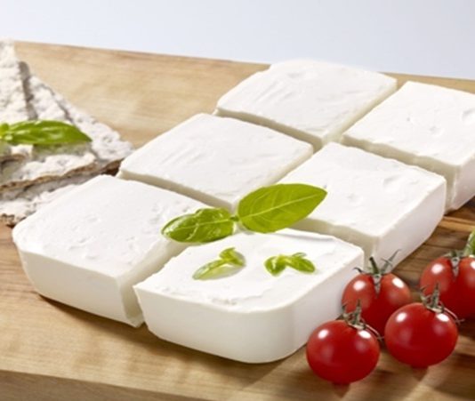 Süzme peynir, taze süt ile başlar. Süt, mayalanarak pıhtılaştırılır ve ardından süzülerek fazla suyu ayrılır.