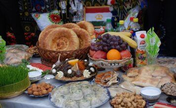 Tacikistan Mutfağı Tacikistan mutfağı, Orta Asya’nın dağlık bölgelerinde göçebe ve tarım kültürlerinin birleşimiyle oluşmuş, hem besleyici hem de lezzetli yemekleriyle öne çıkan bir mutfaktır. Tarih boyunca hayvancılık, tahıl üretimi ve baharat kullanımı mutfağın temel taşlarını oluşturmuştur. Et ve tahıllar günlük beslenmenin başlıca öğeleri iken, sebzeler ve taze otlar yemeklerin aromasını ön plana çıkarır. Konulu bir haber görseli.