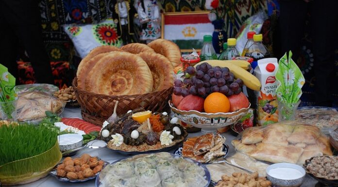 Tacikistan mutfağı, Orta Asya’nın dağlık bölgelerinde göçebe ve tarım kültürlerinin birleşimiyle oluşmuş, hem besleyici hem de lezzetli yemekleriyle öne çıkan bir mutfaktır. Tarih boyunca hayvancılık, tahıl üretimi ve baharat kullanımı mutfağın temel taşlarını oluşturmuştur. Et ve tahıllar günlük beslenmenin başlıca öğeleri iken, sebzeler ve taze otlar yemeklerin aromasını ön plana çıkarır. Konulu bir haber görseli.