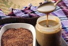 Tahin, öncelikle susamın kavrulmasıyla başlar. Kavrulan susam, ardından taş değirmenlerde veya modern makinelerde ezilir.