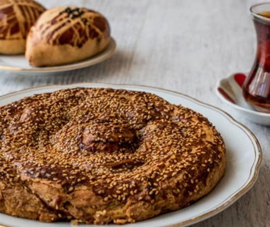 Tahinle fırın tatlısı, hem tahinin kendine has aroması hem de pişirme teknikleriyle benzersiz bir lezzet sunar.