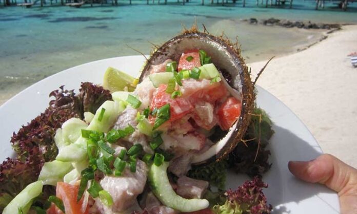 Tahiti Mutfağı, Fransız Polinezyası’nın en büyük adası olan Tahiti’nin zengin kültürel ve tarihsel geçmişini sofralara taşıyan bir gastronomi anlayışıdır. Ada halkı yüzyıllardır deniz ürünleri, tropikal meyveler ve kök sebzeleri kullanarak kendine özgü tarifler geliştirmiştir. Hindistancevizi, balık ve taro, Tahiti mutfağının temel ögelerindendir. Konulu bir haber görseli.