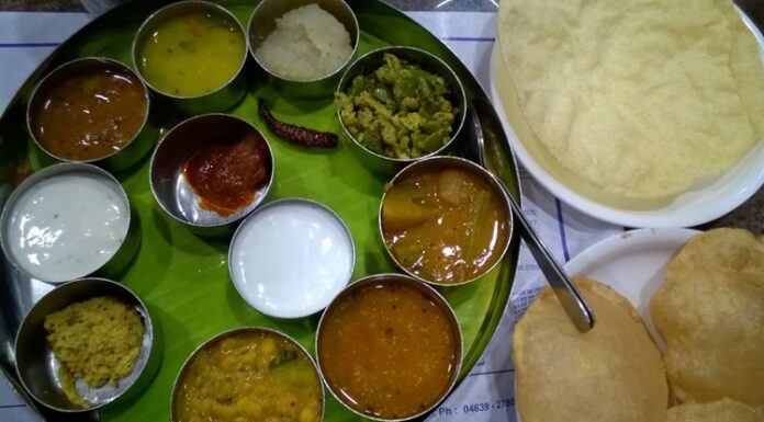 Tamil Mutfağı, Hindistan’ın Tamil Nadu bölgesine özgü zengin bir gastronomi geleneğini yansıtır. Bu mutfak, baharatlı yemekler, pirinç ve hindistancevizi kullanımının ön plana çıktığı bir kültürü temsil eder. Tamil Mutfağı, hem günlük sofralarda hem de özel kutlamalarda tercih edilen yemekleri ile tanınır. Konulu bir haber görseli.