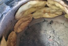 Tandır ekmeği, yüzyıllardır Türk mutfağının vazgeçilmez unsurlarından biridir. Bu özel ekmek, özellikle Anadolu’nun kırsal bölgelerinde taş fırın veya tandırda pişirilerek sofralara gelir. Tarih boyunca, köy ve kasaba mutfaklarının olmazsa olmazı olan tandır ekmeği, hem lezzeti hem de kendine has aromasıyla tanınır. Konulu bir haber görseli.