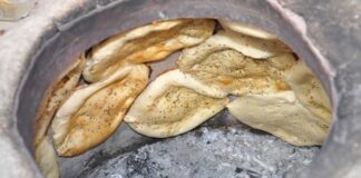 Tandır ve Fırın Lezzetleriyle Gelenekten Sofraya Yolculuk Tandır ve fırın lezzetleri, yüzyıllardır Anadolu mutfağının en köklü tatları arasında yer alıyor. Ateşin gücüyle pişen yemekler, hem damaklarda unutulmaz izler bırakıyor hem de mis gibi kokusuyla sofraları şenlendiriyor. Özellikle taş fırınlarda veya tandır ocaklarında pişen yemekler, modern mutfaklarda dahi hâlâ tercih ediliyor. Bu lezzetlerin sırrı, yavaş pişirme yöntemiyle içindeki aromayı korumasında ve etin ya da hamurun doğal tadını ön plana çıkarmasında yatıyor. Konulu bir haber görseli.