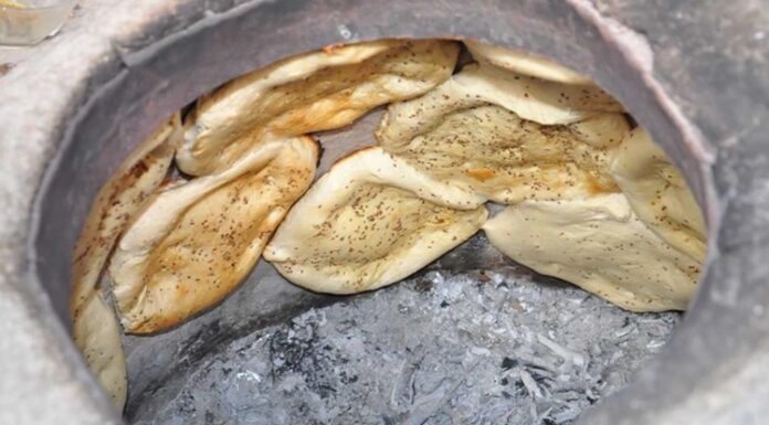 Tandır ve Fırın Lezzetleriyle Gelenekten Sofraya Yolculuk Tandır ve fırın lezzetleri, yüzyıllardır Anadolu mutfağının en köklü tatları arasında yer alıyor. Ateşin gücüyle pişen yemekler, hem damaklarda unutulmaz izler bırakıyor hem de mis gibi kokusuyla sofraları şenlendiriyor. Özellikle taş fırınlarda veya tandır ocaklarında pişen yemekler, modern mutfaklarda dahi hâlâ tercih ediliyor. Bu lezzetlerin sırrı, yavaş pişirme yöntemiyle içindeki aromayı korumasında ve etin ya da hamurun doğal tadını ön plana çıkarmasında yatıyor. Konulu bir haber görseli.
