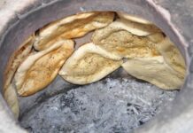 Tandırlama, Türk mutfağının en köklü ve karakteristik pişirme yöntemlerinden biridir. Asırlardır Anadolu’da uygulanan bu yöntem, yalnızca bir yemek pişirme tekniği olmanın ötesinde, toplumsal bir kültürün ve ortak yaşam biçiminin de yansımasıdır. Göçebe Türk topluluklarının Orta Asya’dan taşıdığı bu gelenek, yerleşik hayata geçildikten sonra da korunmuş ve özellikle kırsal bölgelerde vazgeçilmez hale gelmiştir. Konulu bir haber görseli.