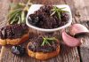 Tapenade, hem kahvaltılarda ekmek üzerine sürü